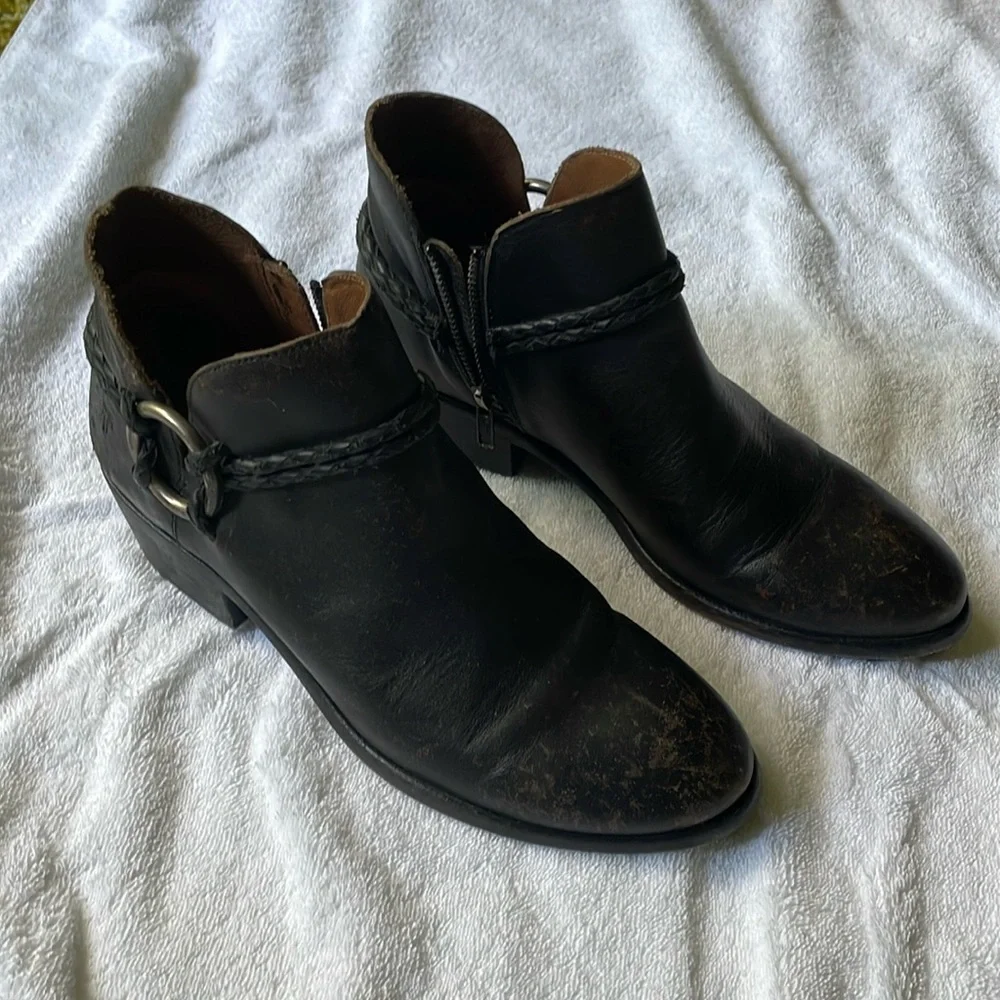FRYE Carson Braided Bootie EUC Size 8 1/2M Black Distressed Leather
